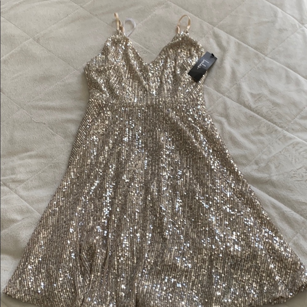 NWT Lulu’s fit and flare sequin mini dress. Sz M